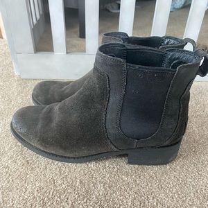Ugg Chelsea shearling lined booties